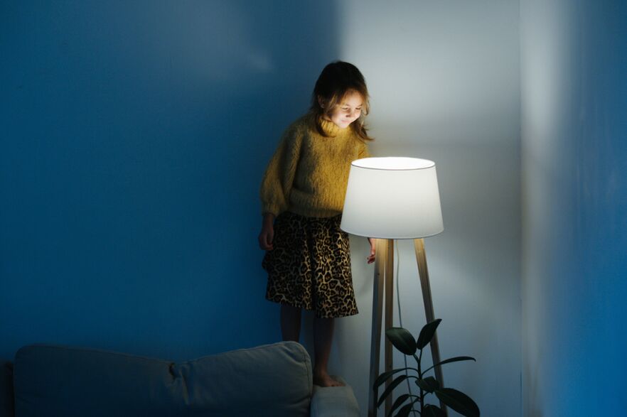 stojaca lampa pre osvetlenie a úsporu energie